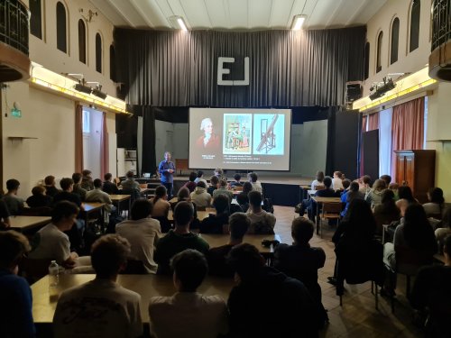 Conférence sur l'évolution des modèles du système solaire par le Professeur Francesco Lo Bue